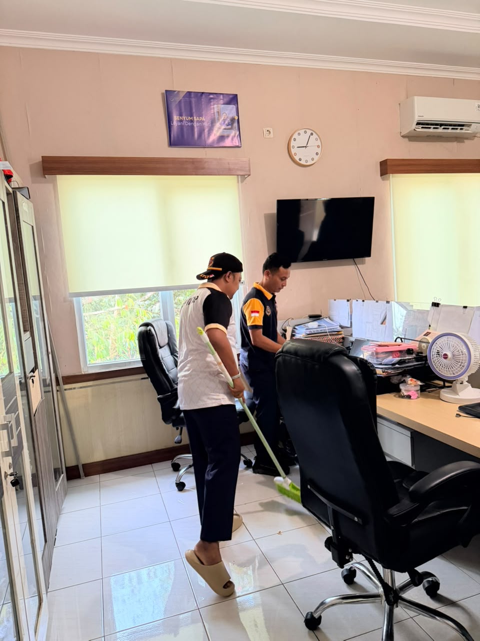 Gerakan Bersih-Bersih Kantor  "Lingkungan Kerja Bersih dan Nyaman, Bersama Menghubungkan Indonesia"